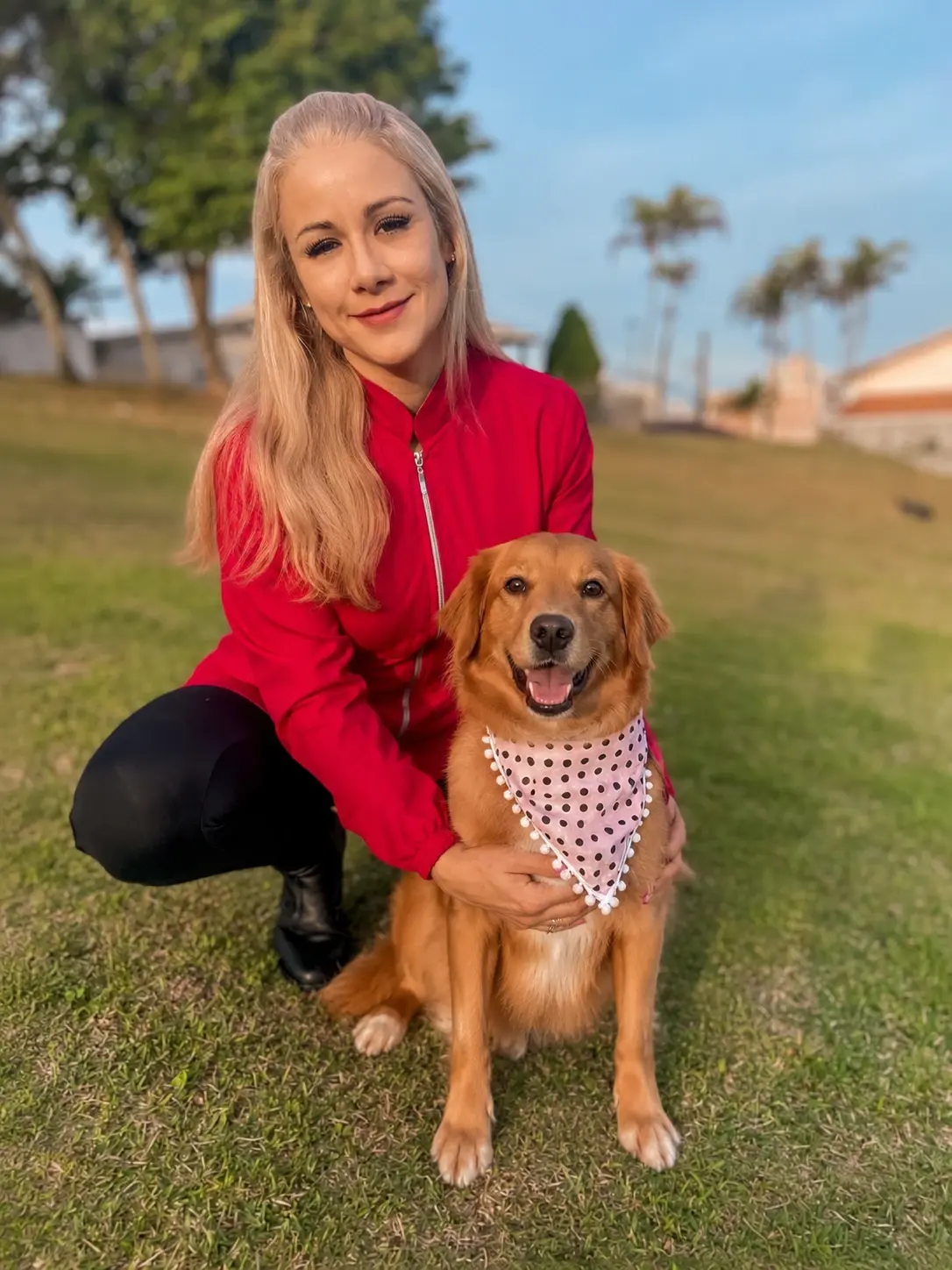 Dra. Loane com um golden retriever